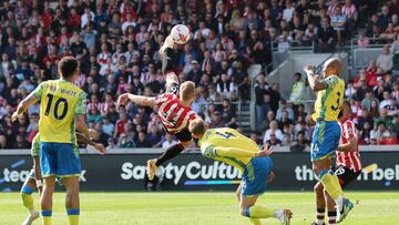 Soccer Football - Premier League - Brentford v Nottingham Forest - Brentford Community Stadium, London, Britain - April 29, 2023 Brentford's Ben Mee in action with Nottingham Forest's Joe Worrall REUTERS/David Klein EDITORIAL USE ONLY. No use with unauthorized audio, video, data, fixture lists, club/league logos or 'live' services. Online in-match use limited to 75 images, no video emulation. No use in betting, games or single club /league/player publications. Please contact your account representative for further details.