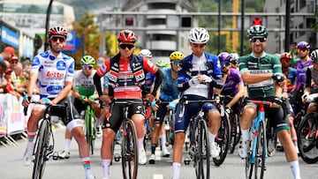 Eduardo Sepulveda porta el maillot de lunares en la salida de la cuarta etapa en Andorra.