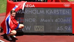 Karsten Warholm celebra su oro y r&eacute;cord del mundo en 400 vallas.