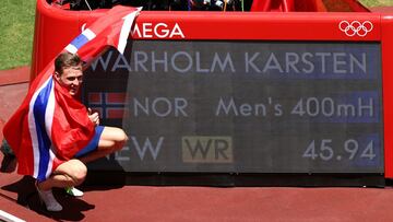 Karsten Warholm celebra su oro y r&eacute;cord del mundo en 400 vallas.