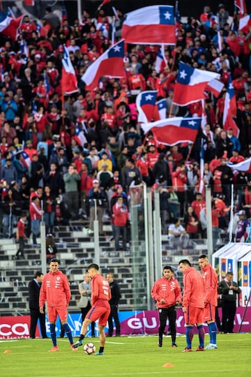 Espectacular ambiente en el Monumental para el Chile-Ecuador