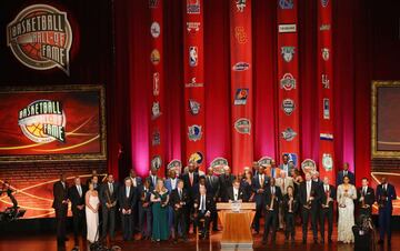 Foto de familia con todos los recién llegados al Salón de la Fama. En 2018 han entrado: Maurice Cheeks, Katie Smith, Jason Kidd, Gran Hill, Dino Radja, Charles Scott, Tina Thompson, Steve Nash, Ray Allen, Ora Washington (ya fallecida), Charles Driessell, 