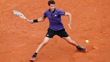 Dominic Thiem devuelve una bola ante Daniil Medvedev en la final del Barcelona Open Banc Sabadell.