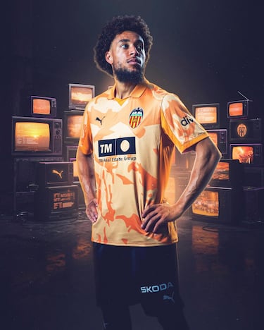 The shirt is inspired by the alternative kit worn by Valencia CF in the early 1990s, specifically during the 1990/91 and 1991/92 seasons. That design was worn by players such as Ricardo Arias, Fernando Giner, Voro, Paco Camarasa, Fernando Gómez Colomer, Miguel Ángel Bossio, Lubo Penev, Enric Cuxart, Carlos Arroyo, Rommel Fernández, and Robert Fernández.

The garment brings back that model, which helped establish orange as one of the club’s defining colors and later became part of some of its most memorable moments. The design reinterprets the original aesthetic with different shades of orange and a crest inspired by the one used in the early 1990s, linking memory with Valencia’s identity.
