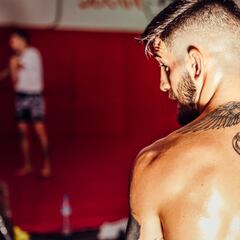 Una cruz y una corona, los tatuajes más significativos de Ilia Topuria