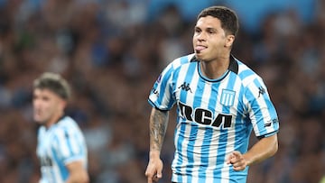 Racing's Colombian midfielder #08 Juan Fernando Quintero celebrates after scoring a penalty goal during the Copa Sudamericana semi-final second leg football match between Argentina's Racing and Brazil's Corinthians at the Presidente Peron stadium in Avellaneda, Buenos Aires province, Argentina, on October 31, 2024. (Photo by ALEJANDRO PAGNI / AFP)