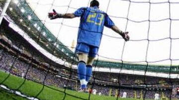 <b>LA ÚLTIMA VEZ. </b>Iker Casillas se desespera en el último partido que España jugó ante Portugal. Nuno Gomes ha marcado el gol portugués.