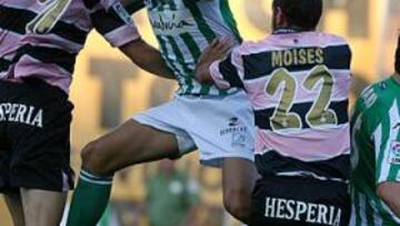 <b>DUELO EN EL CENTRO DEL CAMPO.</b> Los jugadores béticos apenas han podido imponerse a los mediocentros visitantes.