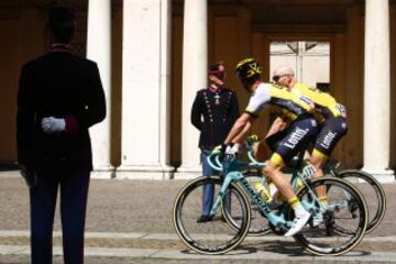 Corredores del Lotto NL Jumbo llegan a la academia militar de Módena, salida de la undécima etapa.