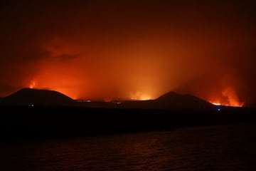 La lava del volcán de La Palma ha llegado al mar en la costa del municipio de Tazacorte. Se ha precipitado de un acantilado de cerca de 100 metros de altura. Las nubes tóxicas que genera el magma al contacto con el agua del mar suponen la gran preocupación de las autoridades.
