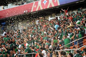 Los aficionados mexicanos celebran por M¨¦xico pase a los Octavos de Final.