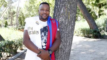 Congo, con las camisetas de Real Madrid y Levante.
