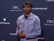 MADRID, 20/04/2026.- El delantero del FC Barcelona Lamine Yamal posa este lunes tras ser distinguido como Mejor Deportista Joven del Año en la gala de los premios Laureus World Sport 2026, los galardones más prestigiosos del deporte internacional, celebrada en el Palacio de Cibeles, Madrid. EFE/ Juanjo Martin