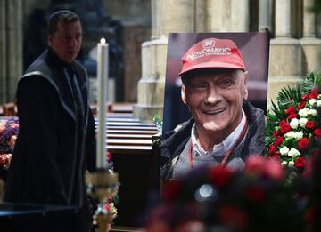 Miles personas se han acercado a la Catedral de San Esteban de Viena, lugar donde se ha instalado la capilla ardiente de Niki Lauda para darle el último adiós.