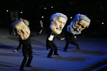 'Cabezudos' de los grandes maestros de la ópera italiana, Giuseppe Verdi, Giacomo Puccini y Gioachino Rossini bailando a ritmo de del 'Vamos a la playa'.