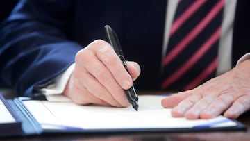 FILE PHOTO: U.S. President Donald Trump signs the Paycheck Protection Program and Health Care Enhancement Act financial response to the coronavirus disease (COVID-19) outbreak, in the Oval Office at the White House in Washington, U.S. April 24, 2020.  REU