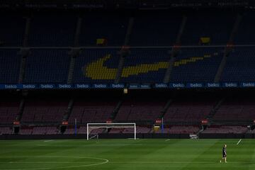 El jugador del Barcelona, Andrés Iniesta, quiso despedirse a solas del Camp Nou tras su último partido como azulgrana.