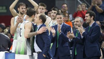 Nico Laprovittola se abraza a su entrenador, Carles Duran.