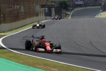 El piloto finlandés Kimi Räikkönen de la escudería Ferrari compite en el inicio del Gran Premio de Brasil de Fórmula Uno, en el circuito José Carlos Pace de Interlagos, en Sao Paulo (Brasil). 