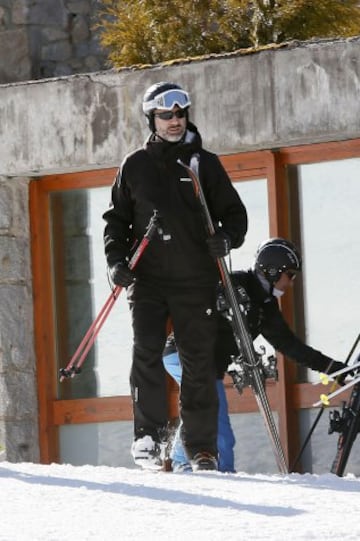 Rey Felipe VI ha aprovechado el buen tiempo para disfrutar de su afición al esquí en las pistas de la estación de Baqueira Beret (Lleida), en el Valle de Arán, provincia de Lleida. Felipe VI ha subido hasta la cota de 1.500 metros y, desde allí, hasta la de 1.800 en telesilla, donde ha comenzado a esquiar.