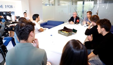 Jeff Luhnow, presidente del Legans (izquierda) y Eduardo Cosn, vicepresidente (derecha) charlan con periodistas en una reunin la temporada pasada. 