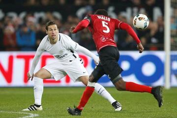 Grzegorz Krychowiak (blanco) en un partido con el PSG.