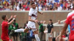 MEL01. Cincinnati (United States), 09/06/2019.- Luis Mago (C) of Venezuela passes against the USA during their USA vs Venezuela soccer friendly match at Nippert Stadium on the University of Cincinnati campus in Cincinnati, Ohio, USA, 09 June 2019. (Futbol, Amistoso, Estados Unidos) EFE/EPA/MARK LYONS