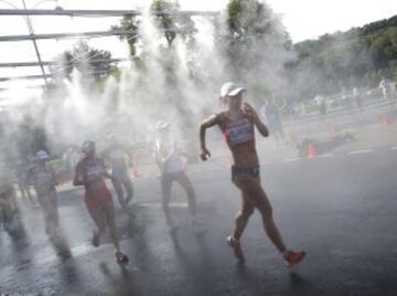 Lucie Pelantova de la República Checa pasa por una zona de refresco durante la prueba de los 20 km marcha femenino en el Campeonato Mundial de Atletismo de la IAAF en el estadio Luzhniki de Moscú