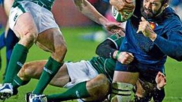 <b>EL GIGANTE MANIATADO. </b>Chabal no pudo superar en ningún momento a la defensa irlandesa en el encuentro de ayer en Croke Park.