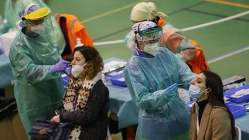 SANTIAGO DE COMPOSTELA, 01/03/2021.- Estudiantes de la Universidad de Santiago se someten a pruebas PCR durante el cribado masivo de casos de la covid-19 de cara al reinicio de las clases en las universidades gallegas, este lunes en Santiago de Compostela. EFE/Lavandeira jr