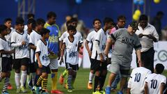 Maradona visita una escuela en la India