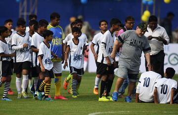 Maradona visita una escuela en la India