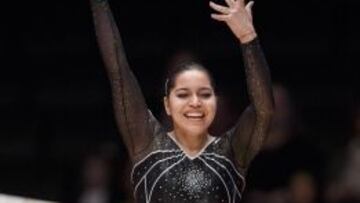 La gimnasta española Nora Iniesta Fernández compite en la barra de equilibrio durante los Munidales de Gimnasia Artística en Glasgow.