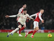 Soccer Football - Premier League - Arsenal v Liverpool - Emirates Stadium, London, Britain - January 8, 2026 Liverpool's Conor Bradley in action with Arsenal's Leandro Trossard REUTERS/Dylan Martinez EDITORIAL USE ONLY. NO USE WITH UNAUTHORIZED AUDIO, VIDEO, DATA, FIXTURE LISTS, CLUB/LEAGUE LOGOS OR 'LIVE' SERVICES. ONLINE IN-MATCH USE LIMITED TO 120 IMAGES, NO VIDEO EMULATION. NO USE IN BETTING, GAMES OR SINGLE CLUB/LEAGUE/PLAYER PUBLICATIONS. PLEASE CONTACT YOUR ACCOUNT REPRESENTATIVE FOR FURTHER DETAILS..