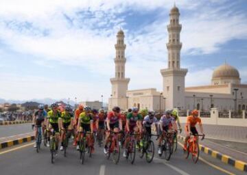 El pelotón durante una de las etapas del Tour de Omán.