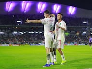 Armando Gonzalez celebrates his goal 0-2 with Roberto Alvarado of Guadalajara during the 5th round match between Mazatlan FC and Guadalajara as part of the Liga BBVA MX, Torneo Clausura 2026 at El Encanto Stadium, on February 06, 2026 in Mazatlan, Sinaloa, Mexico.