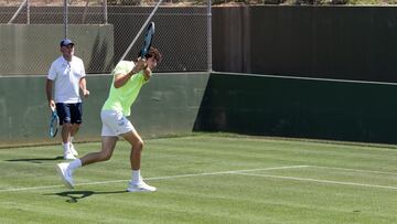 El tenista Joan Nadal entrena sobre las pistas de hierba en las que se celebrará el Mallorca Championships