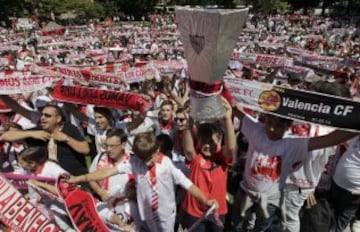 Seguidores en las calles de Turin antes del partido de la final de Europa League entre el Sevilla y Benfica. 