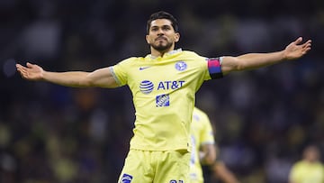 Henry Martín festeja su gol en contra de los Pumas.