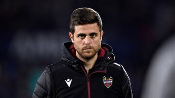 Soccer Football - LaLiga - Levante v FC Barcelona - Estadio Ciudad de Valencia, Valencia, Spain - April 10, 2022 Levante coach Alessio Lisci REUTERS/Pablo Morano