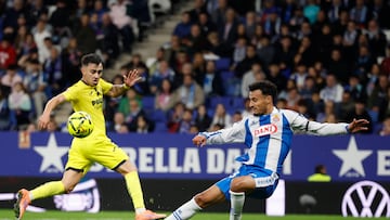 BARCELONA, 08/11/2025.- El defensa del Espanyol Omar El Hilali disputa un balón con el centrocampista del Villarreal Alberto Moleiro (i) durante el encuentro de la jornada 12 de Laliga EA Sports que Espanyol y Villarreal disputan este sábado en el RCDE Stadium. EFE/ Alberto Estévez