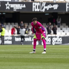 Los duelos directos le alejan del playoff