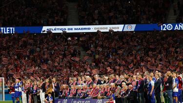 Presidente, actual plantilla, jugadoras del Atlético Femenino y exjugadores del Atlético posan en una foto para la historia.