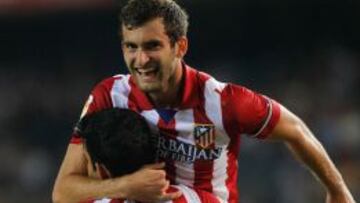 Leo Baptistao se abraza a DIego Costa tras un gol de Atl&eacute;tico.