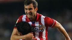 Leo Baptistao se abraza a DIego Costa tras un gol de Atl&eacute;tico.