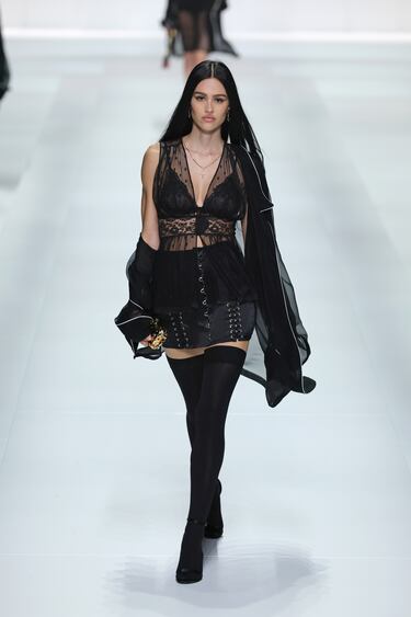 Amelia Gray Hamlin desfila en la pasarela de Dolce&Gabbana durante la colección Primavera/Verano 2026 de Moda Femenina de Milán.