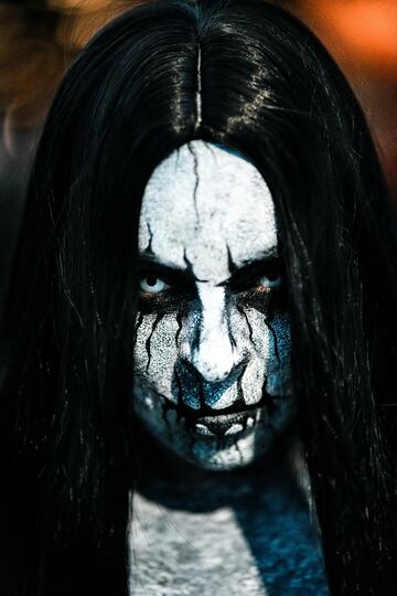 Una mujer vestida con un disfraz de Morticia zombi asiste a la Comic Con de Nueva York, en el Centro de Convenciones Jacob Javits en Manhattan.