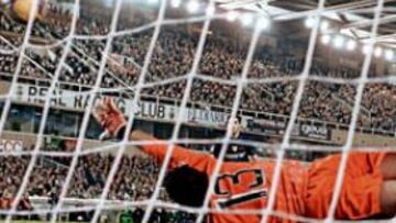 IMPOSIBLE PARARLO. Toño, portero del Racing, se estira todo lo que puede, pero no puede detener el lanzamiento de falta de Yeste en el Athletic-Racing de la pasada jornada. El balón había pegado en la barrera y había cambiado su trayectoria.