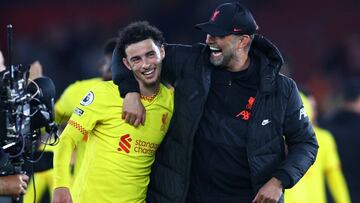 Klopp abraza a Curtis Jones: hoy podría ganar la Premier si el Aston Villa frena al City y ellos ganan al Wolverhampton.