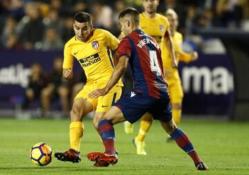 Ángel Correa plays a pass with Levante's Róber in close attendance.